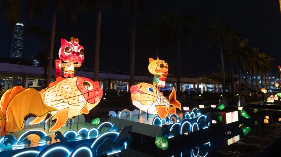 香港文化中心露天廣場今起展出璀璨綵燈與市民喜迎新歲