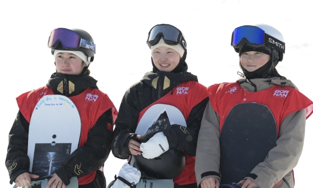 中國選手張小楠、熊詩芮包攬單板滑雪女子坡面障礙技巧冠亞軍
