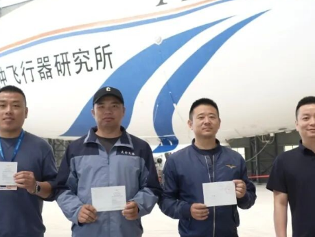 中國首 批自主培養飛艇駕駛員獲商業駕照